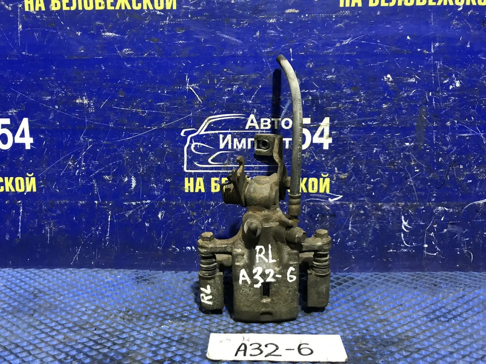 Суппорт тормозной задний левый NISSAN CEFIRO 1994