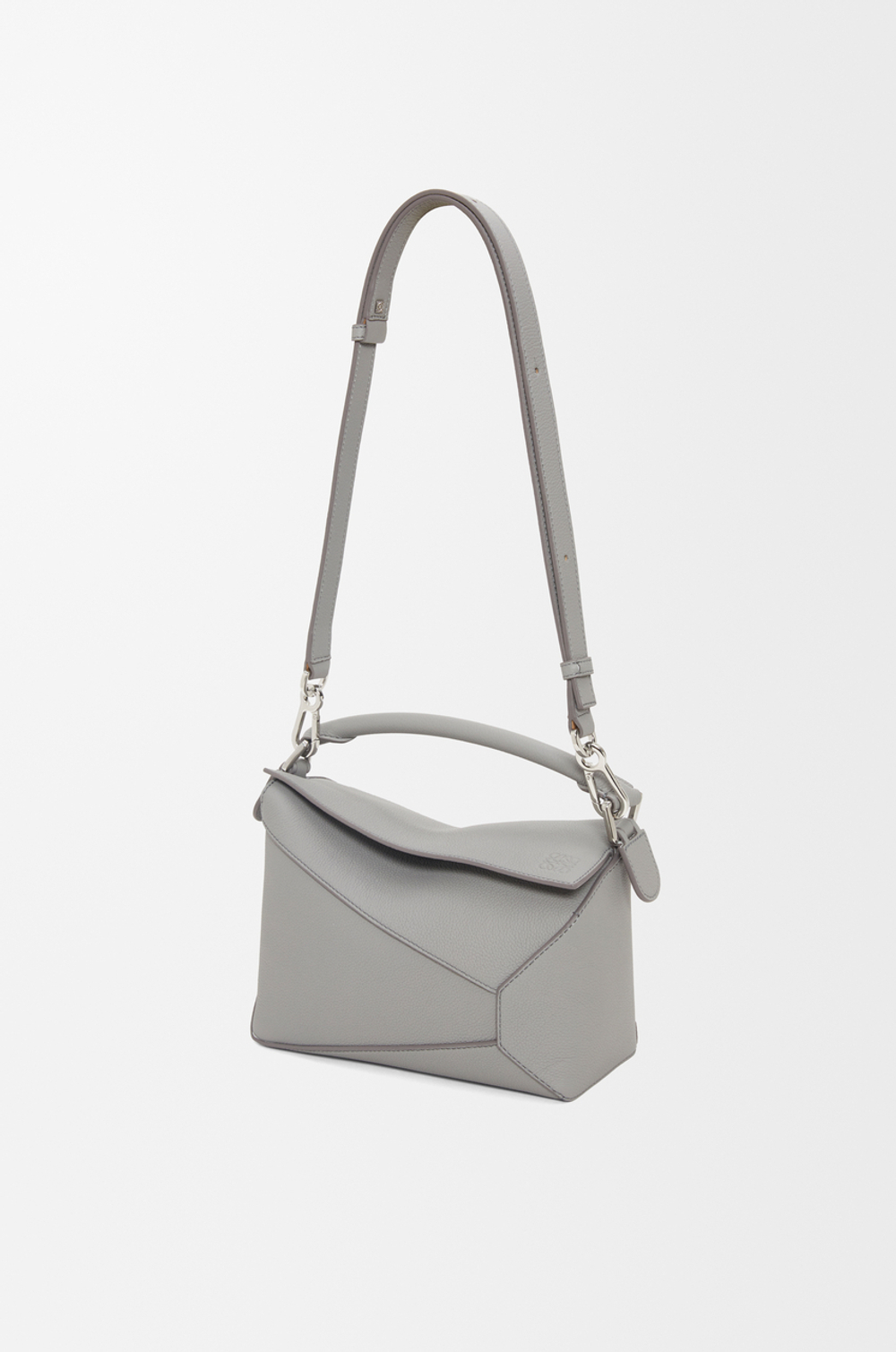 Loewe Маленькая сумка Puzzle Edge из мягкой зернистой телячьей кожи, жемчужно-серый