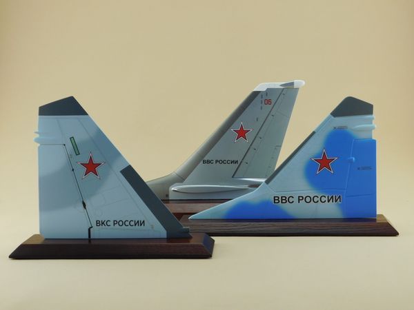 «Стальное оперение» — сувенирный киль самолёта ВВС России на подставке