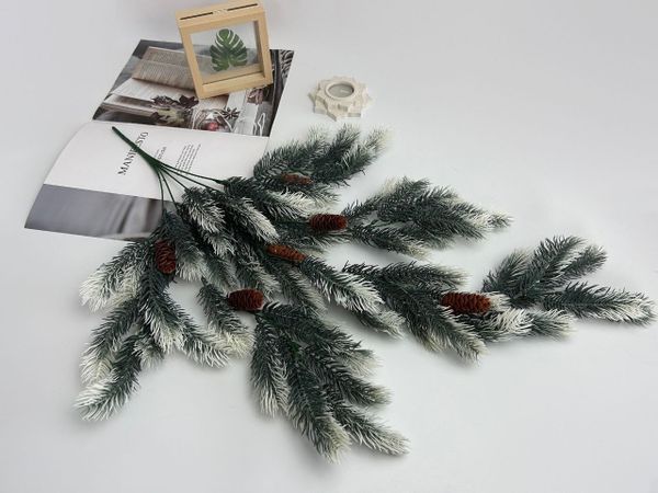 Новогодний декор с искусственными ветками: цветущие, хвойные и листовые решения