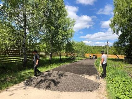Подъездная дорога к Северной части «Усадьбы Романово» отсыпается асфальтовой крошкой