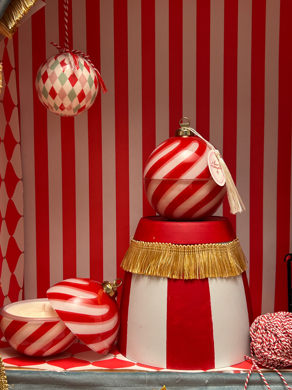 Новогодняя ароматическая свеча-шар "На манеже"