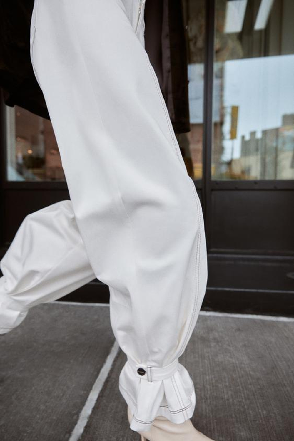 ZARA БРЮКИ С КОНТРАСТНОЙ СТРОЧКОЙ, ЖЕЛТОВАТО-БЕЛЫЙ