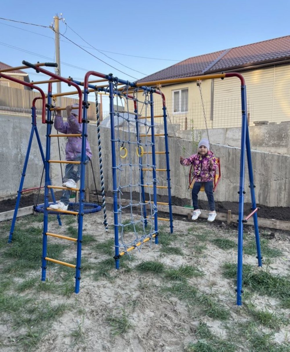 Уличный ДСК с двумя качелями с сеткой