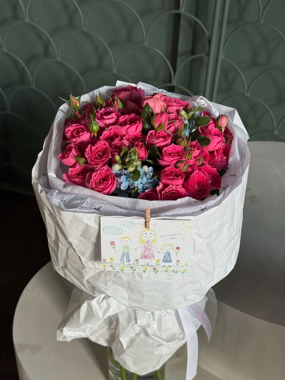 Букет из яркой кустовой пионовидной розы и оксипеталума