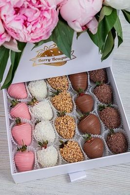 Шкатулка с клубникой в шоколаде "Пионы"