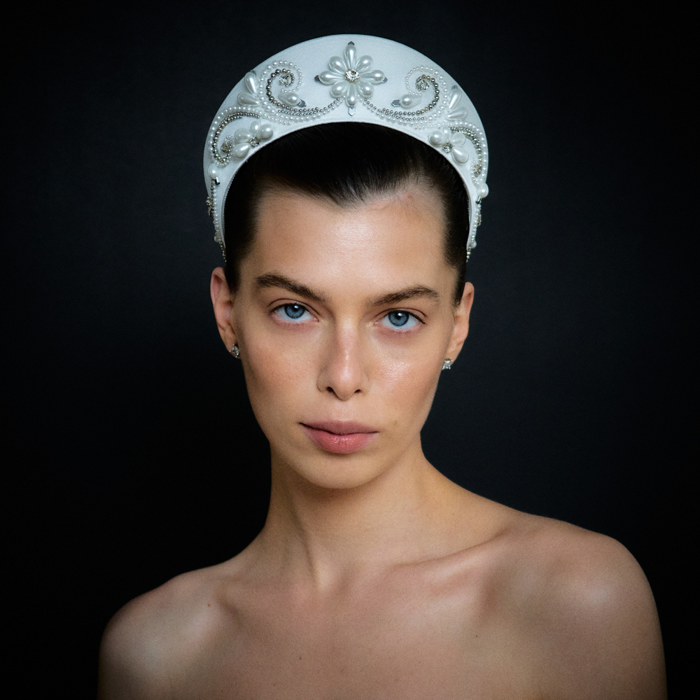 Кокошник M белый с декором из жемчуга и серебристых бусин