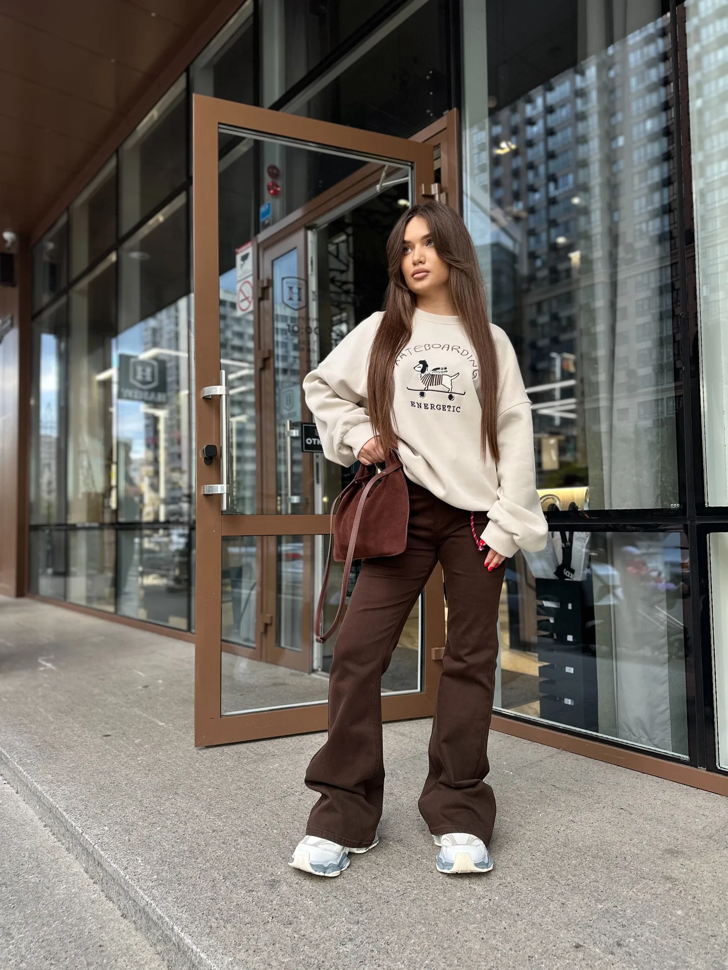 Джинсы Allure 711-29 однотонные клеш от колена с брелком