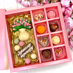 Шоколадный подарок "Лучшему тренеру. Ваза с тюльпанами": шоколадка-надпись, фигурка и 8 конфет ручной работы