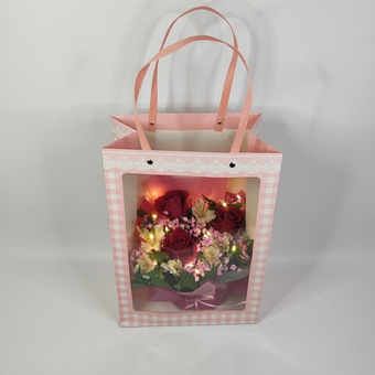 Букет из розы и альстромерии в прозрачной сумочке с гирляндой