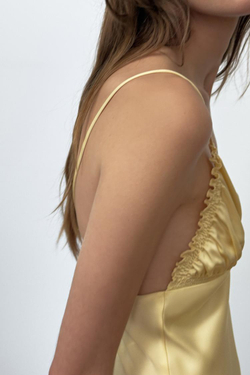 ZARA АТЛАСНОЕ ПЛАТЬЕ МИДИ СО СБОРКАМИ, СВЕТЛО-ЖЕЛТЫЙ