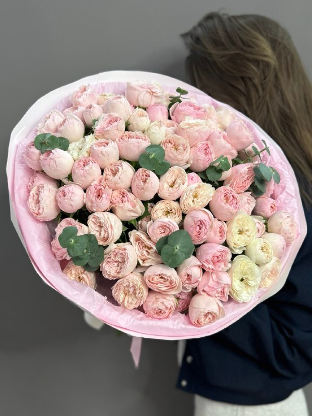 Букет из 25 пионовидных роз "Менсфилд Парк"