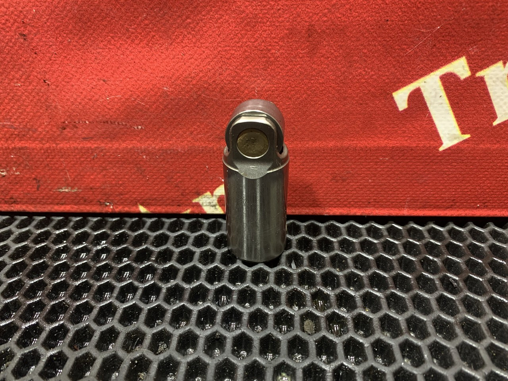 Толкатель впускного клапана