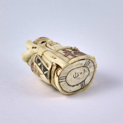 Нэцкэ Дзюродзин с посохом и табличкой "Счастье"