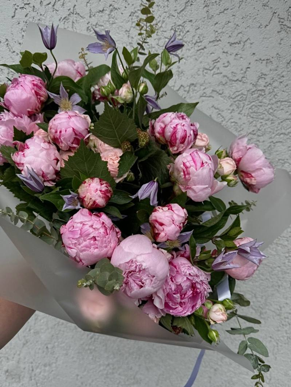Летний букет пионов в аранжировке с кустовой розой, клематисом и эвкалиптом