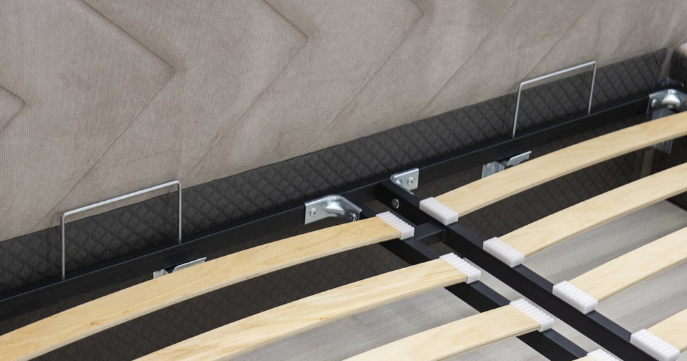 Кровать Милана без ПМ 180 см велюр светлый кварцевый серый