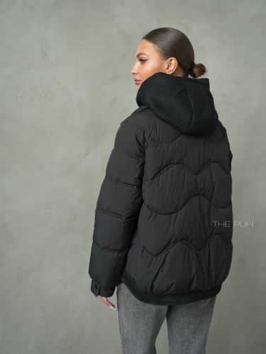 Черный пуховик с трикотажной манишкой