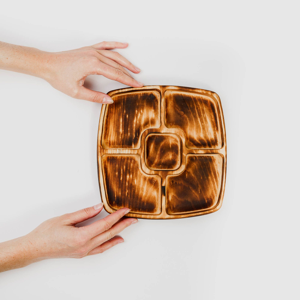 Деревянная менажница квадратная 5 отсеков из кедра