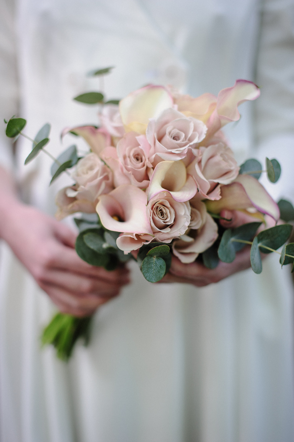 Букет невесты из каллы и пудровых роз