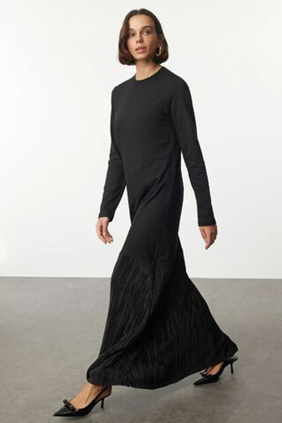 Платье с черной трикотажной юбкой и плиссированными деталями TCTAW25EB00086