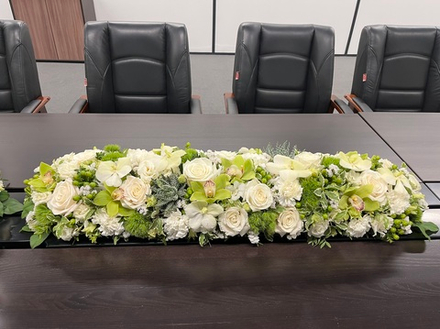 Композиция на стол переговоров