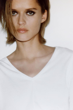 ZARA ХЛОПКОВАЯ ФУТБОЛКА С V-ОБРАЗНЫМ ВЫРЕЗОМ, БЕЛЫЙ