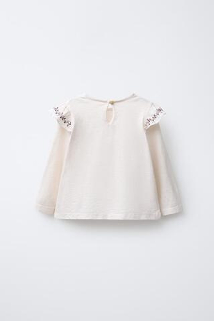 ZARA ФУТБОЛКА С ВОЛАНАМИ И ЦВЕТОЧНОЙ ВЫШИВКОЙ, РОЗОВЫЙ