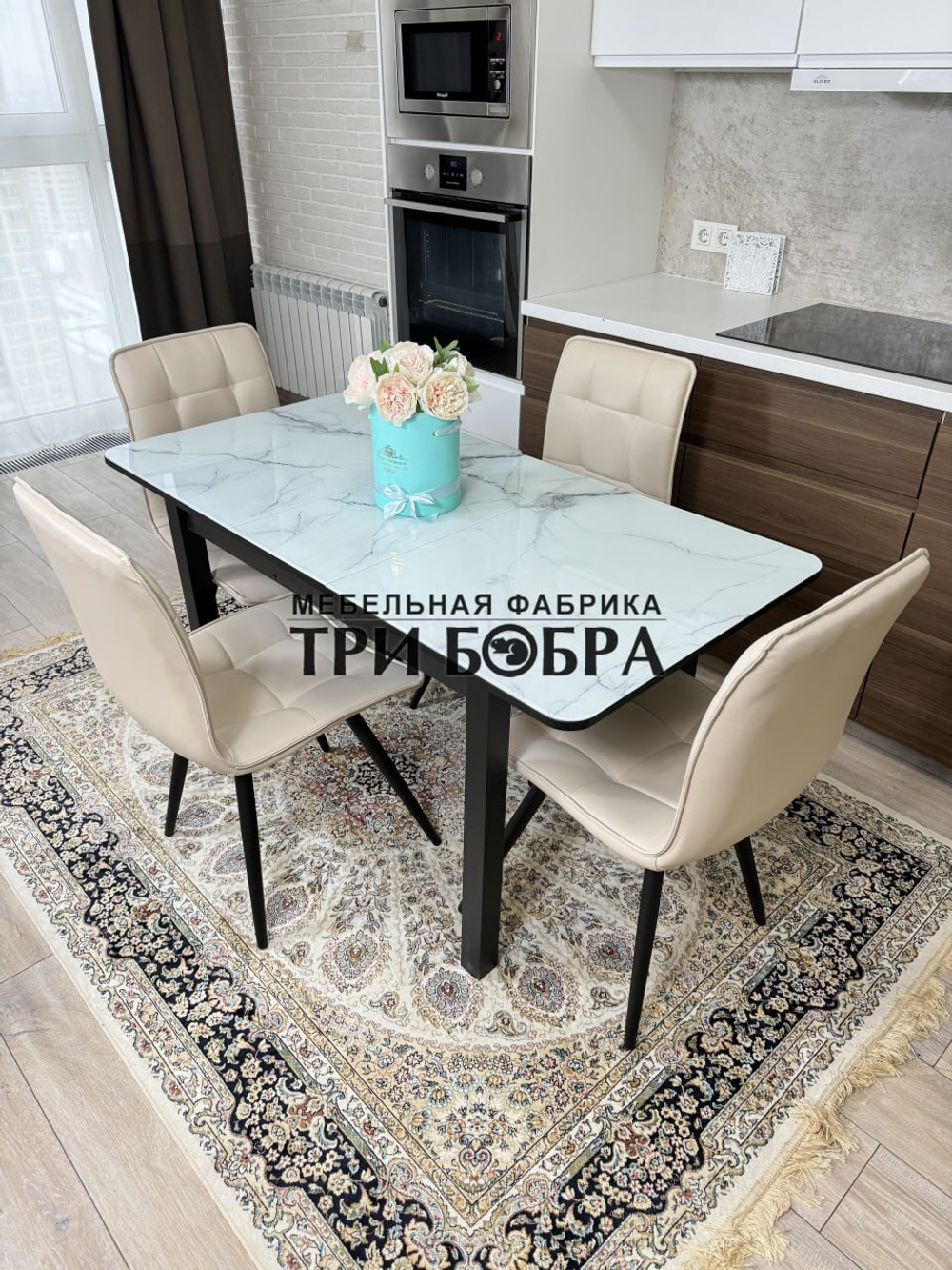 Стеклянный раздвижной стол "Итальянский мрамор" и стулья "ГУЧИ" ваниль