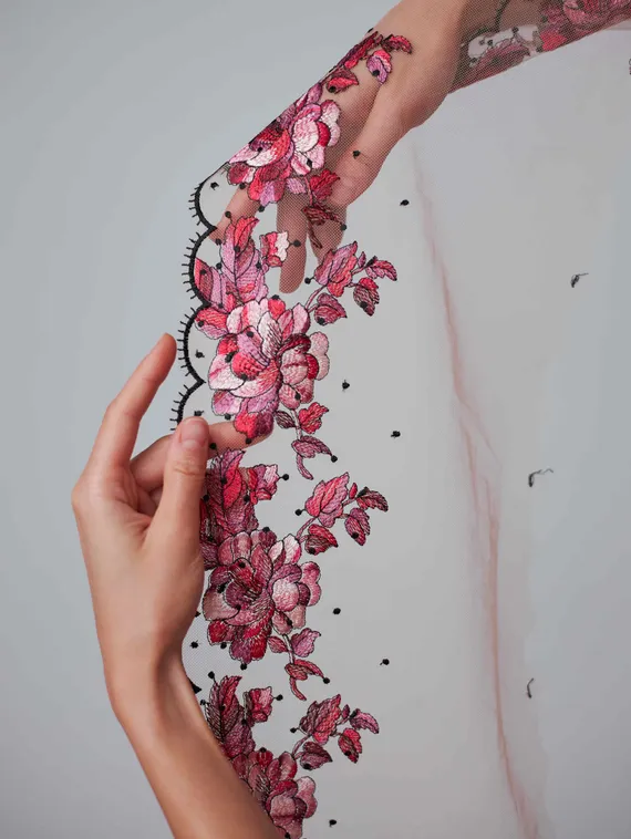 05-105 Вышивка на неэл. сетке 21 см, телесный/бордо (правая)