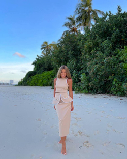 Костюм с баской в бежевом цвете