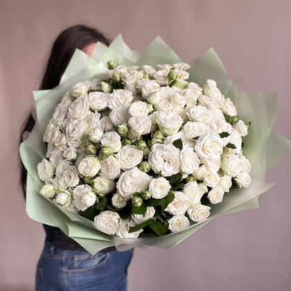 Белые кустовые пионовидные розы 51 шт