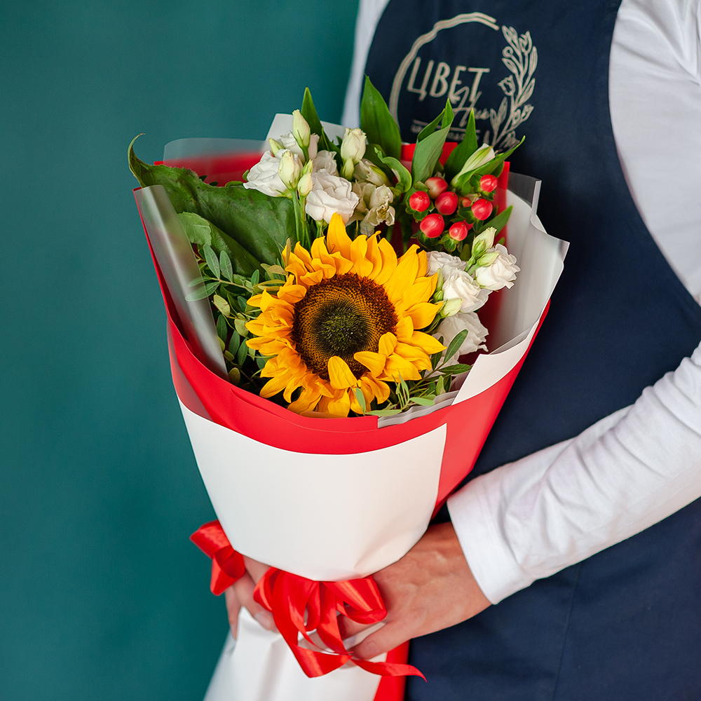 Сборный букет с подсолнухом в красно-белом оформлении