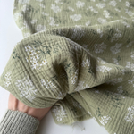 Муслин Соцветия ромашек на зелёном фоне