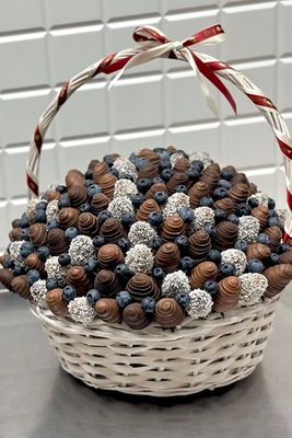 Корзина с клубникой в шоколаде "Райское наслаждение"