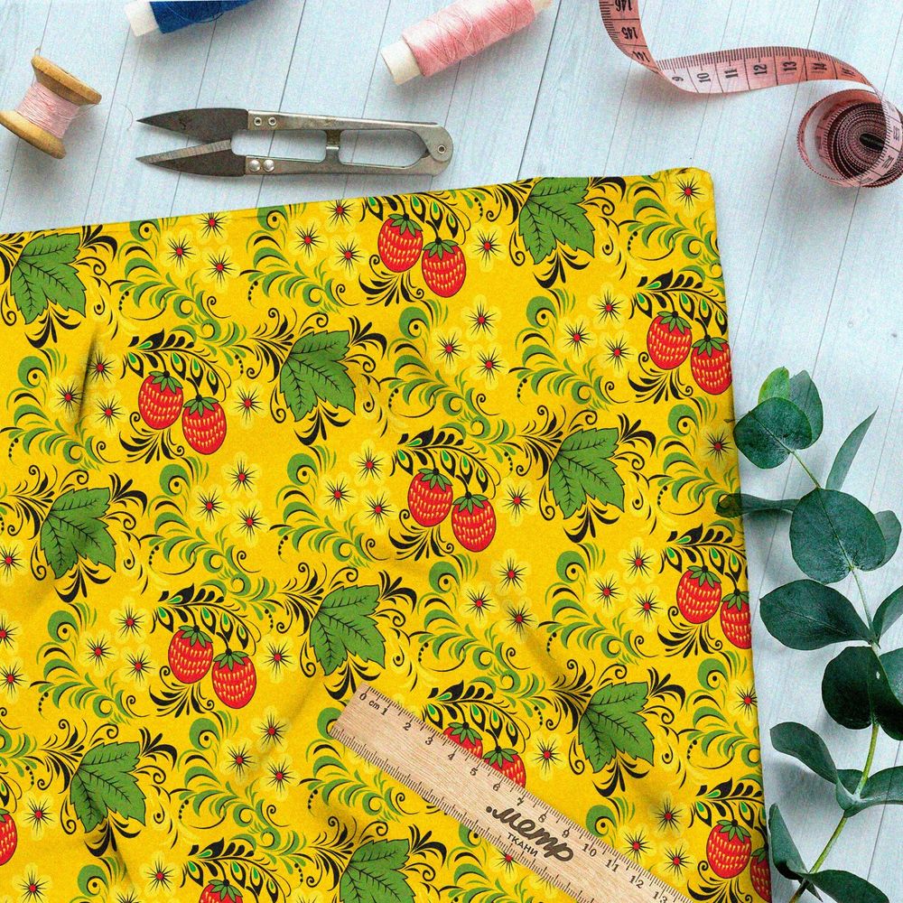 Ткань шифон хохлома из мелкой земляники на жёлтом фоне