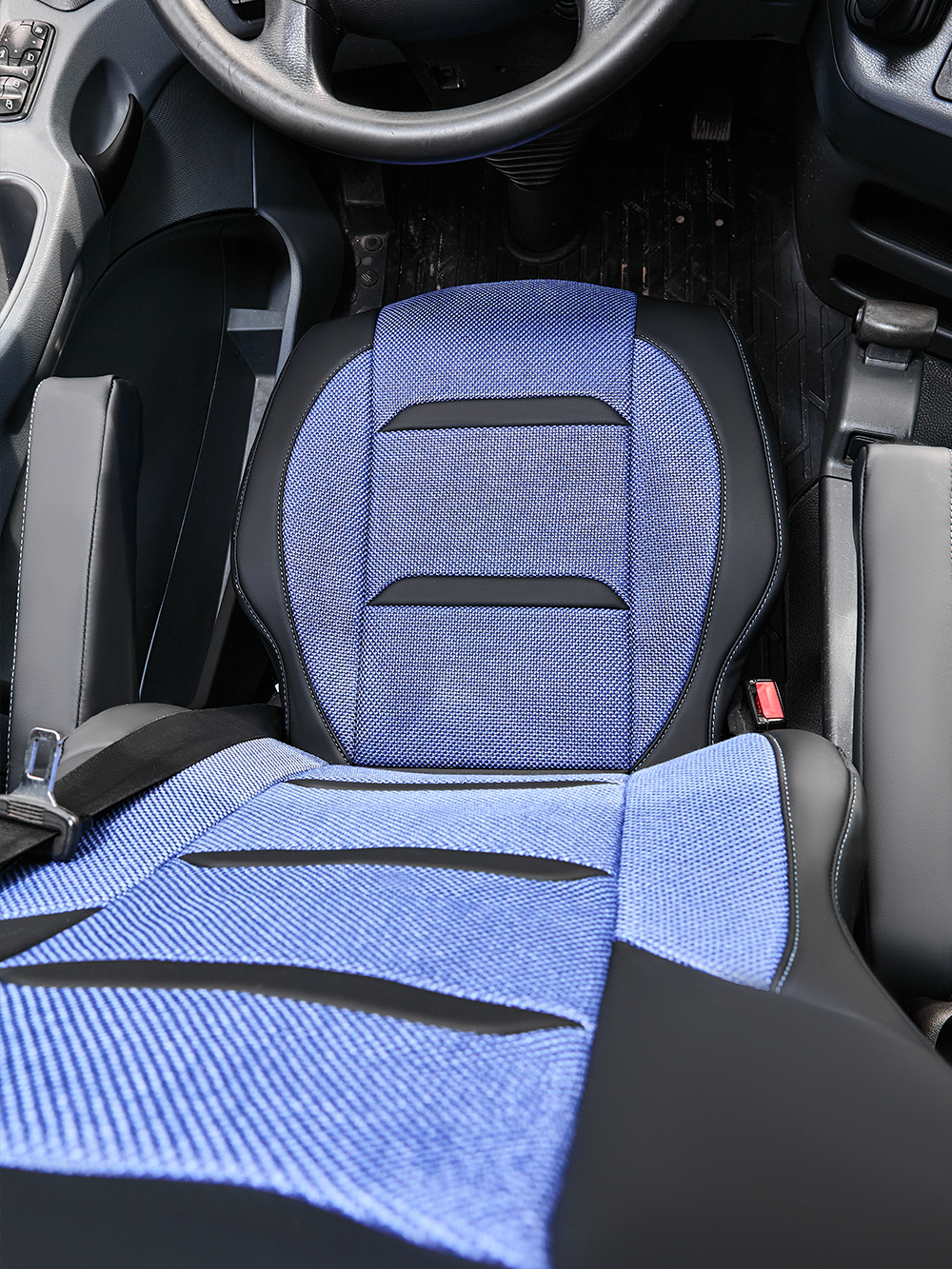 Чехлы Люкс Mercedes Actros MP3 (экокожа, черный, синяя вставка (рогожка))