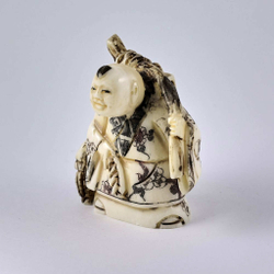 Нэцкэ Странник с корзиной рыбы и кузовом через плечо