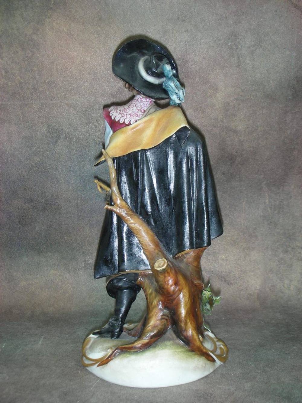 Статуэтка. Фарфор. Мушкетёр. Capodimonte. Италия