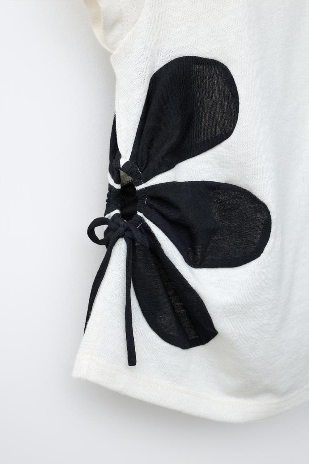 ZARA ФУТБОЛКА С ЦВЕТОЧНЫМ ПРИНТОМ И ВЫРЕЗАМИ, ЭКРЮ