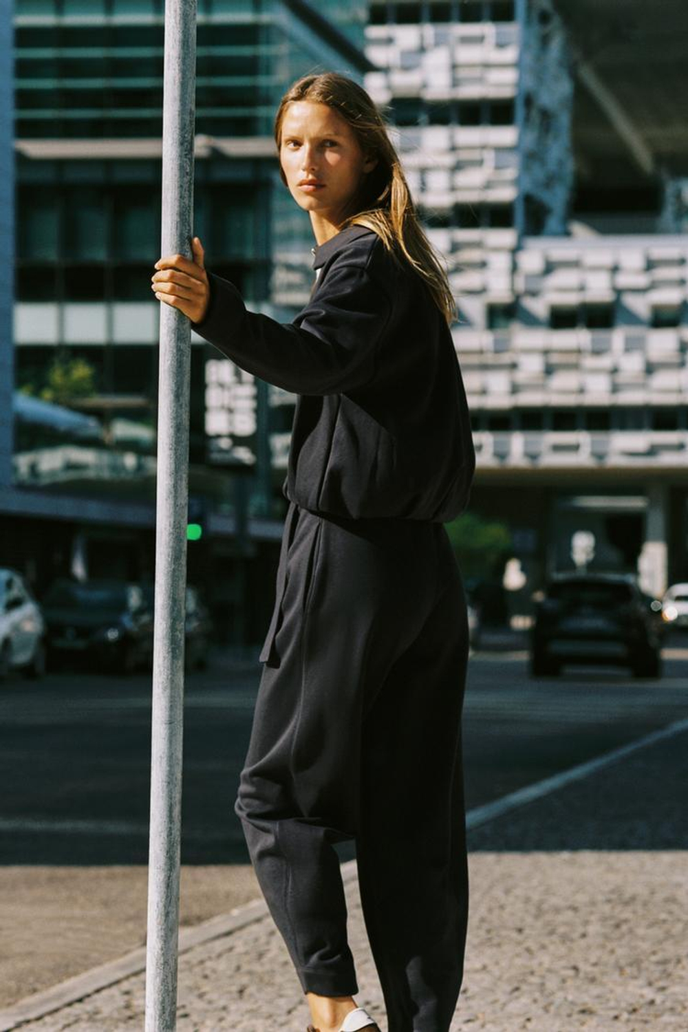 ZARA БОМБЕР ИЗ МЯГКОЙ ТКАНИ СО СКЛАДКАМИ, УГОЛЬНЫЙ