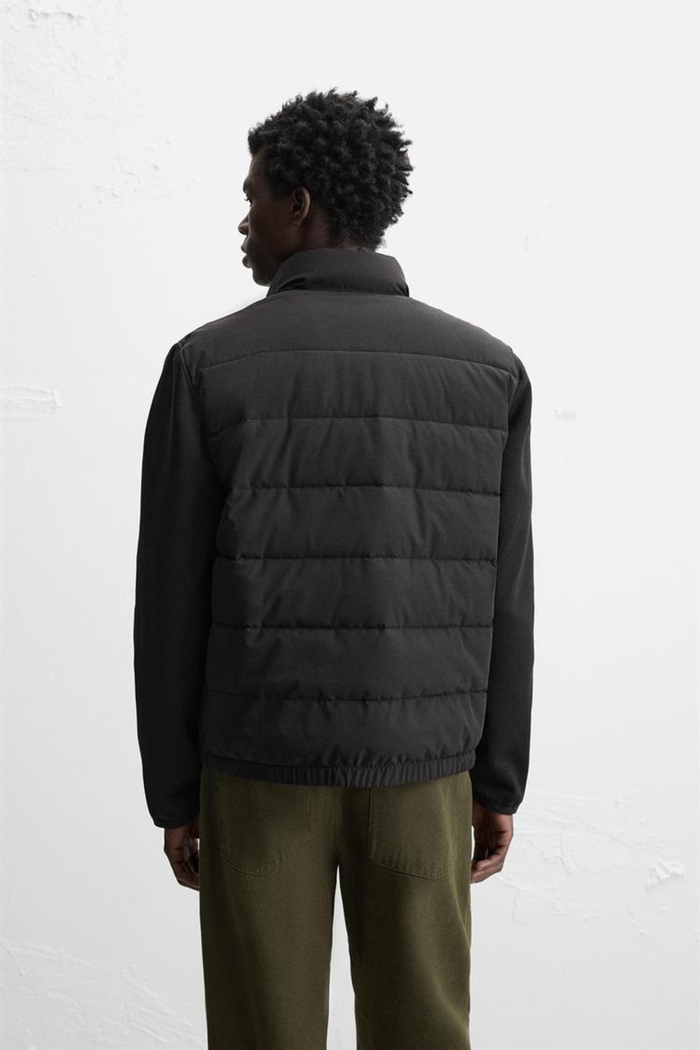 ZARA ОДНОТОННАЯ СТЕГАНАЯ КУРТКА, ЧЕРНЫЙ