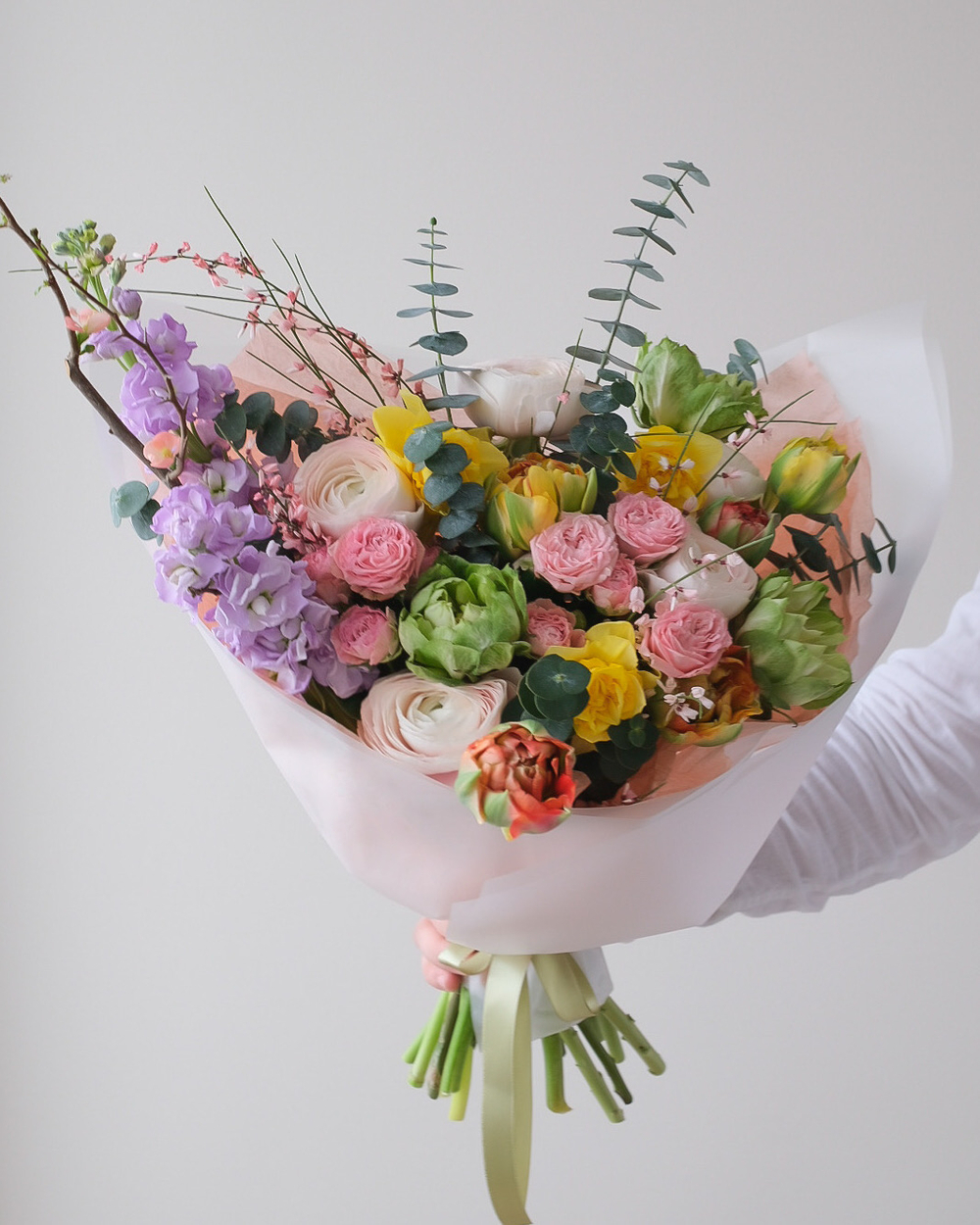 Весенний букет с ранункулюсами, нарциссами, тюльпанами Гудошник и маттиолой