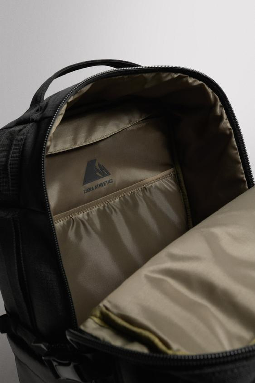 ZARA СПОРТИВНЫЙ РЮКЗАК 37 Л, ЧЕРНЫЙ