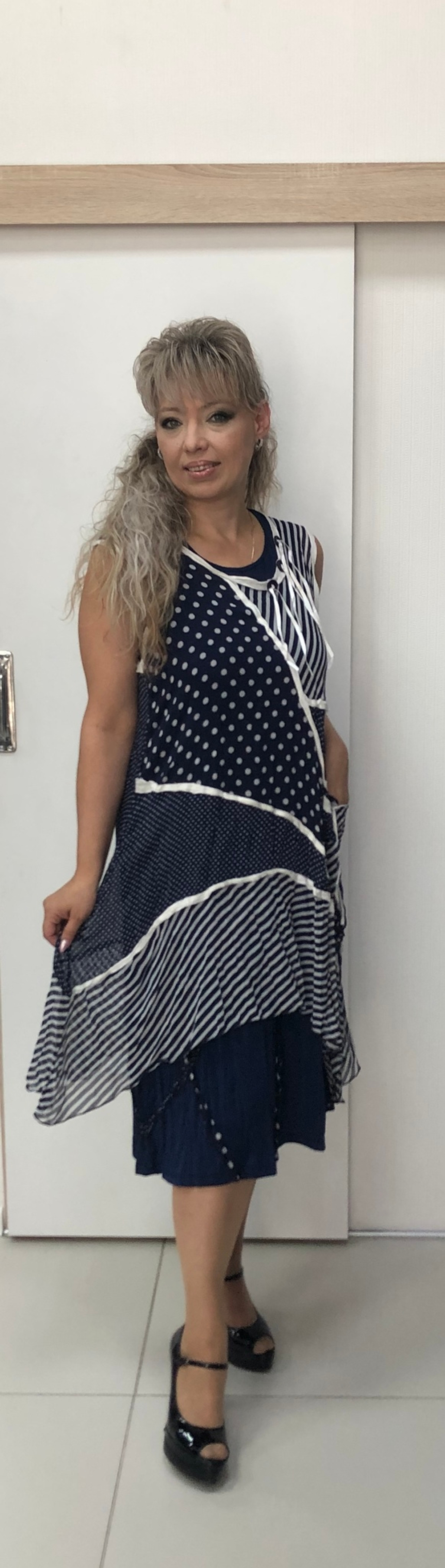 Летнее сине-белое платье с шифоновой накидкой