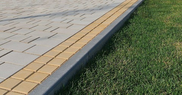 Какой бордюр выбрать для строительства площадки под авто