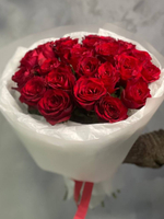 Букет 25 роз в оформление.