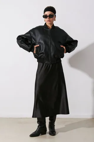 Бомбер из экокожи черного цвета