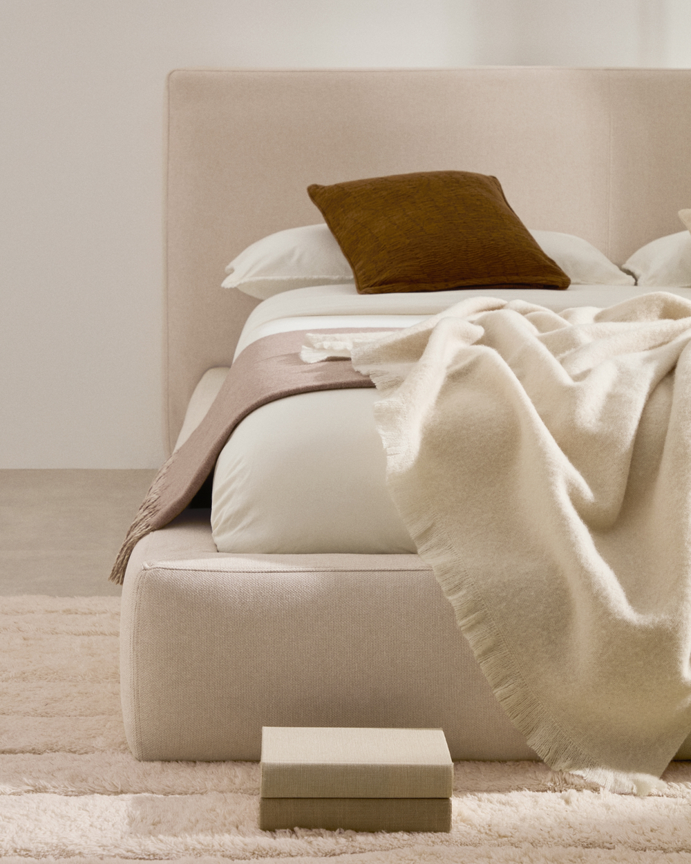 Кровать Blok бежевая со съемными чехлами под матрас 180 х 200 см