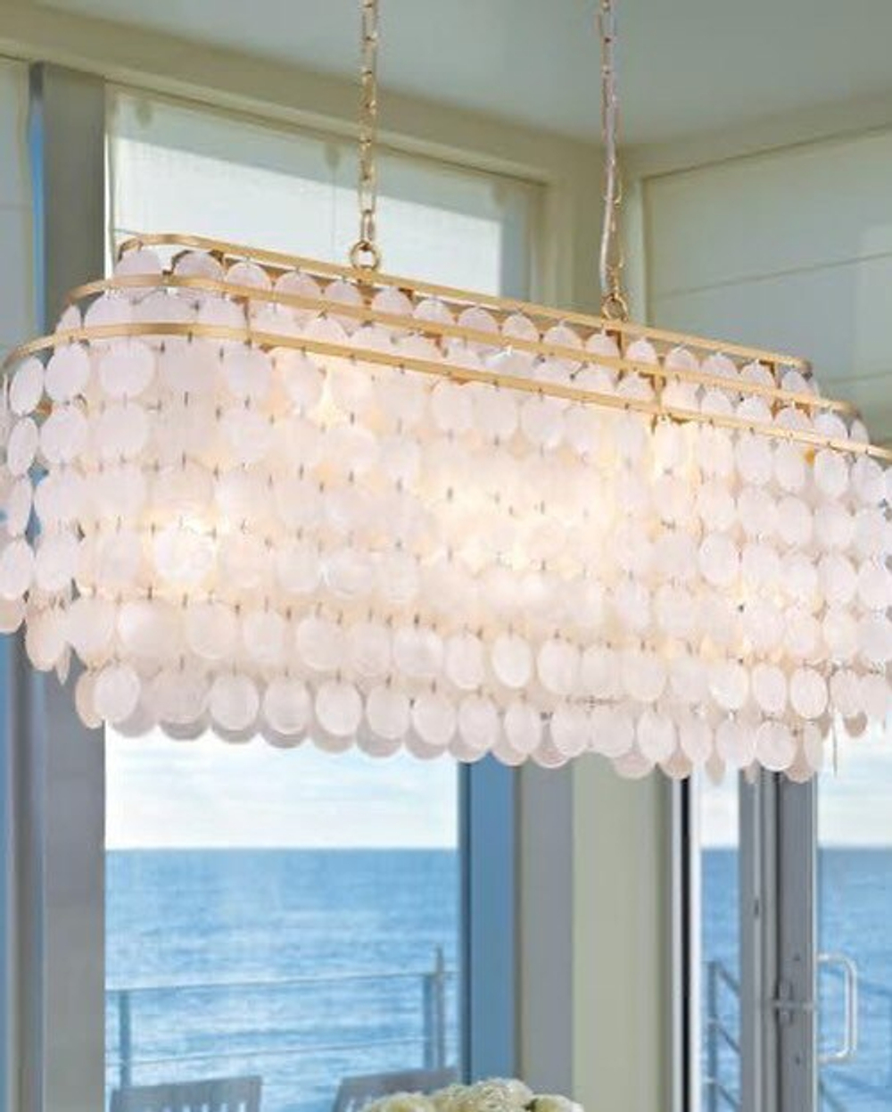 Элегантная подвесная люстра с каскадом перламутровых пластин, которые мягко рассеивают свет и создают уютное, тёплое свечение.