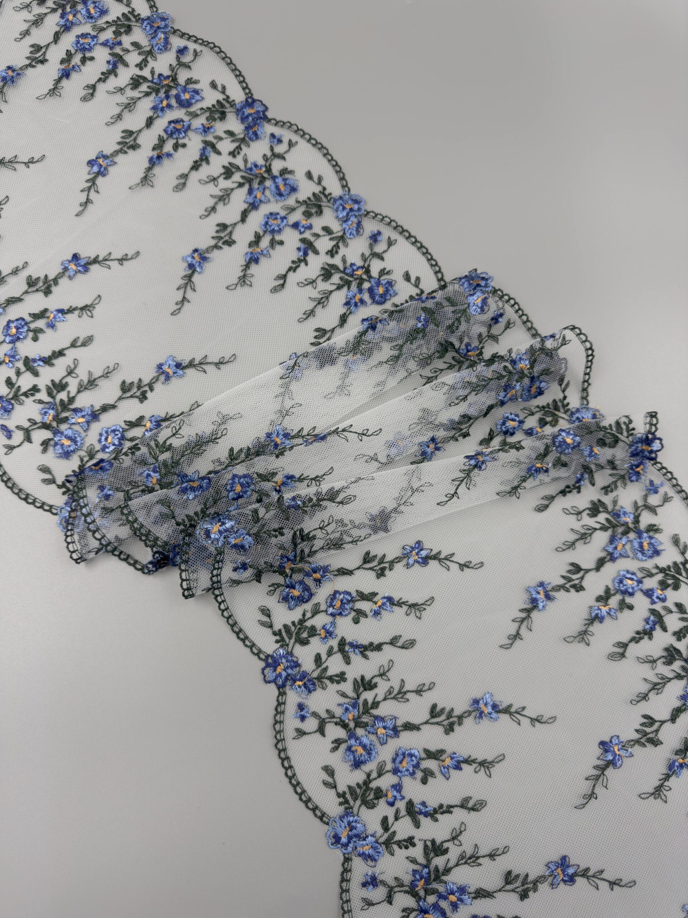 Вышивка на сетке молочная с васильковым и темно-зеленым ширина 23.5 см